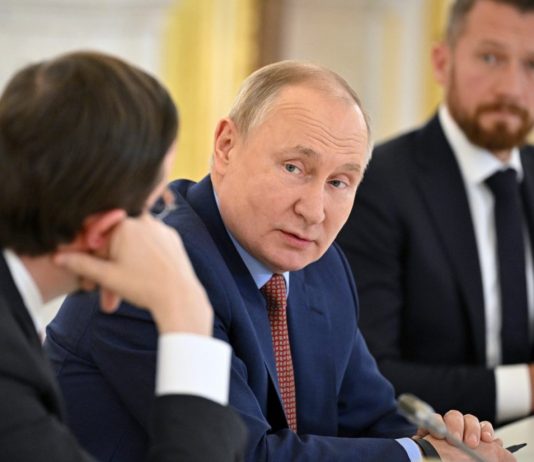 Marea Britanie adauga doi „asociati de afaceri” pe lista sanctiunilor a Rusiei