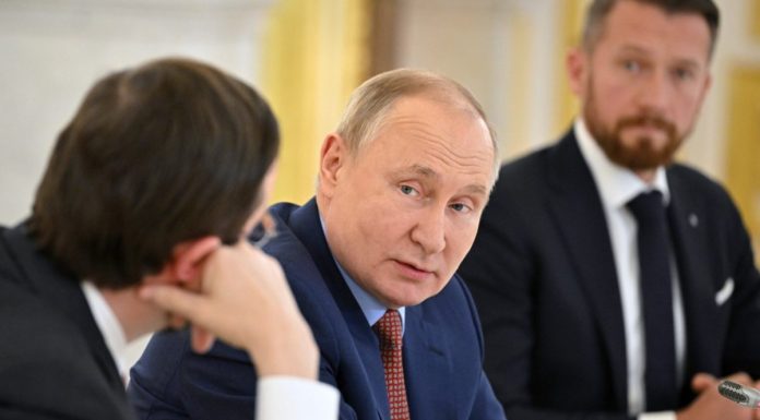 Marea Britanie adauga doi „asociati de afaceri” pe lista sanctiunilor a Rusiei