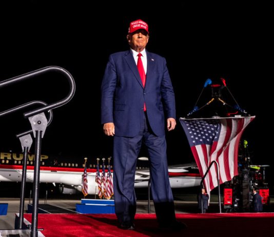 Trump testeaza Departamentul de Justitie anuntand ca va candida din nou la Casa Alba