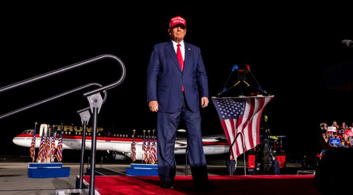 Trump testeaza Departamentul de Justitie anuntand ca va candida din nou la Casa Alba