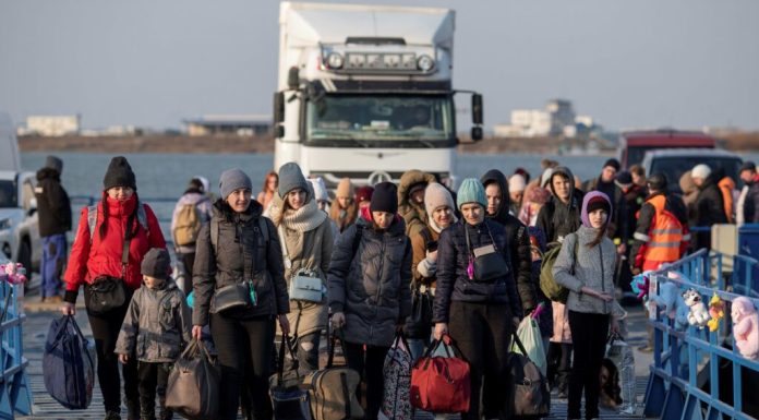 Refugiatii fug in Armenia in timp ce enclava separatista intra sub controlul Azerbaidjanului