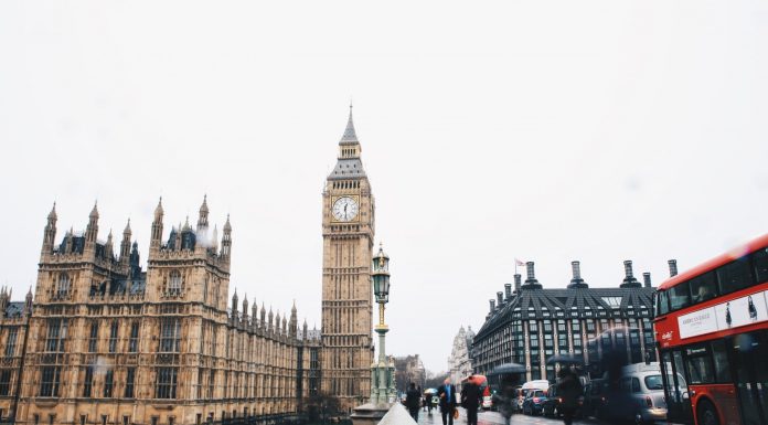 Marea Britanie intra in recesiune pe masura ce economia se restrange