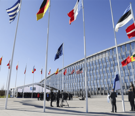 Doar 35% dintre tarile NATO indeplinesc tinta de cheltuieli pentru aparare