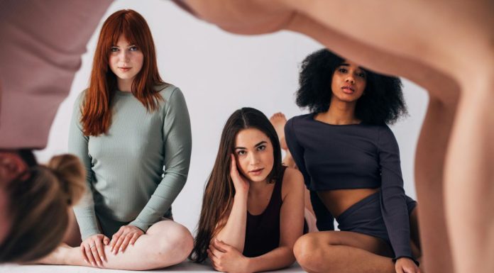 Cum isi dezvolta modelele de videochat abilitatile de ascultare si empatie pentru a atrage admiratori?