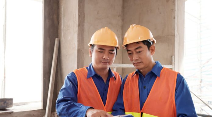 Muncitorii asiatici in construcții: o analiza a impactului lor asupra industriei din România