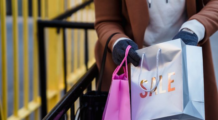 Cum economisesti bani in fiecare luna urmarind reducerile la momentul potrivit